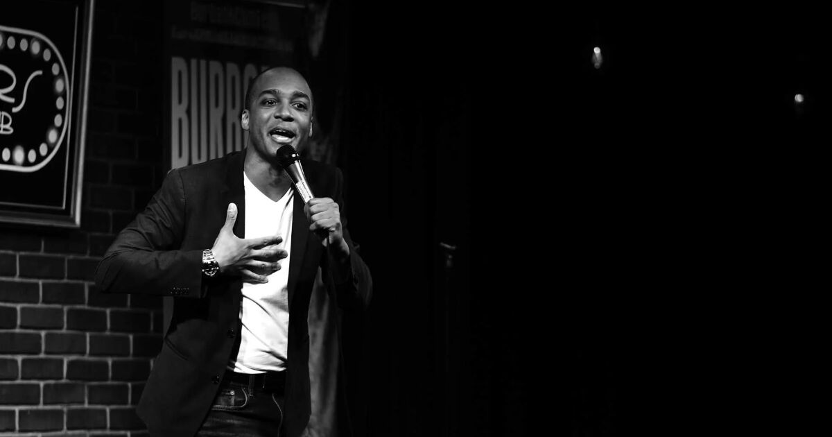 Andrew Searles Chats Stand Up Comedy Album ‘Worth It’, Getting Heckled, & Working on New Hour